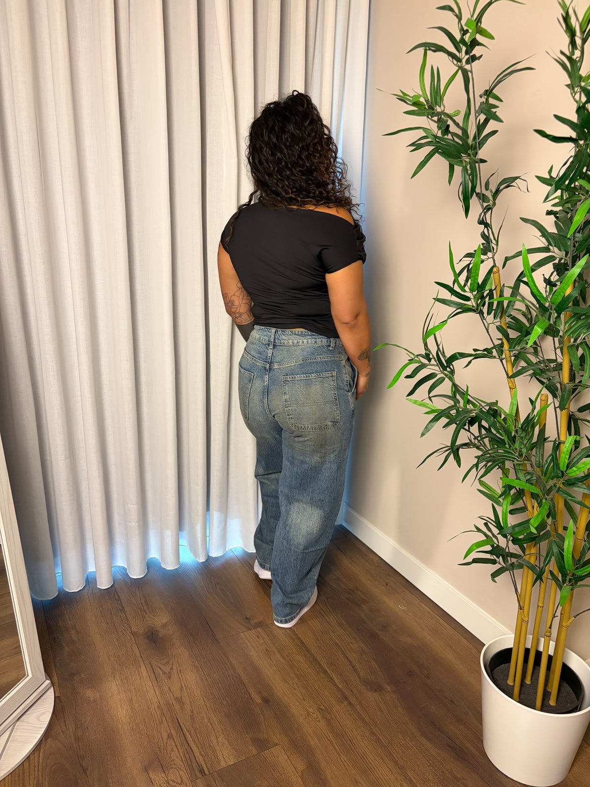 79 Asymmetric off-shoulder top